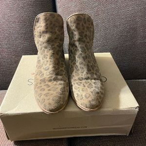 Coconuts by Matisse Becca Panther ankle boots Size 8 in good used condition.